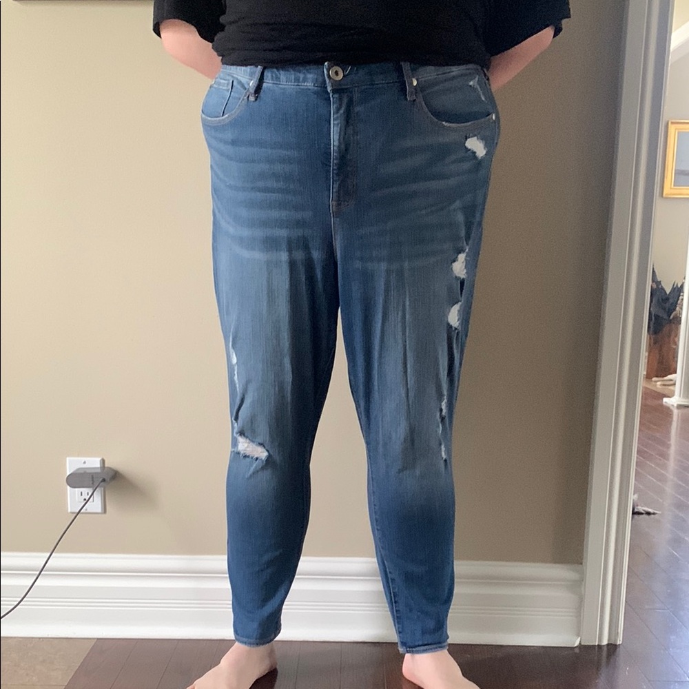 Torrid bombshell skinny Women's Blue Distressed Cropped Jeans